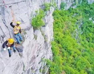 捅山工百米高空作業(yè)，為保障山下列車(chē)通行安全