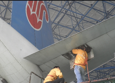 對飛機進行維護保養一定要佩戴防墜器
