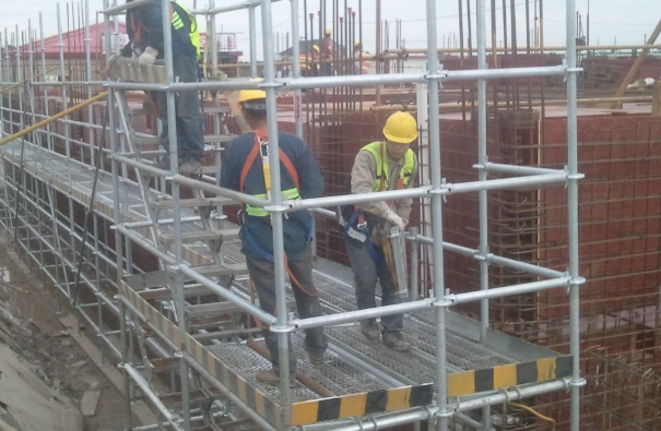 腳手架作業也應佩戴防墜器